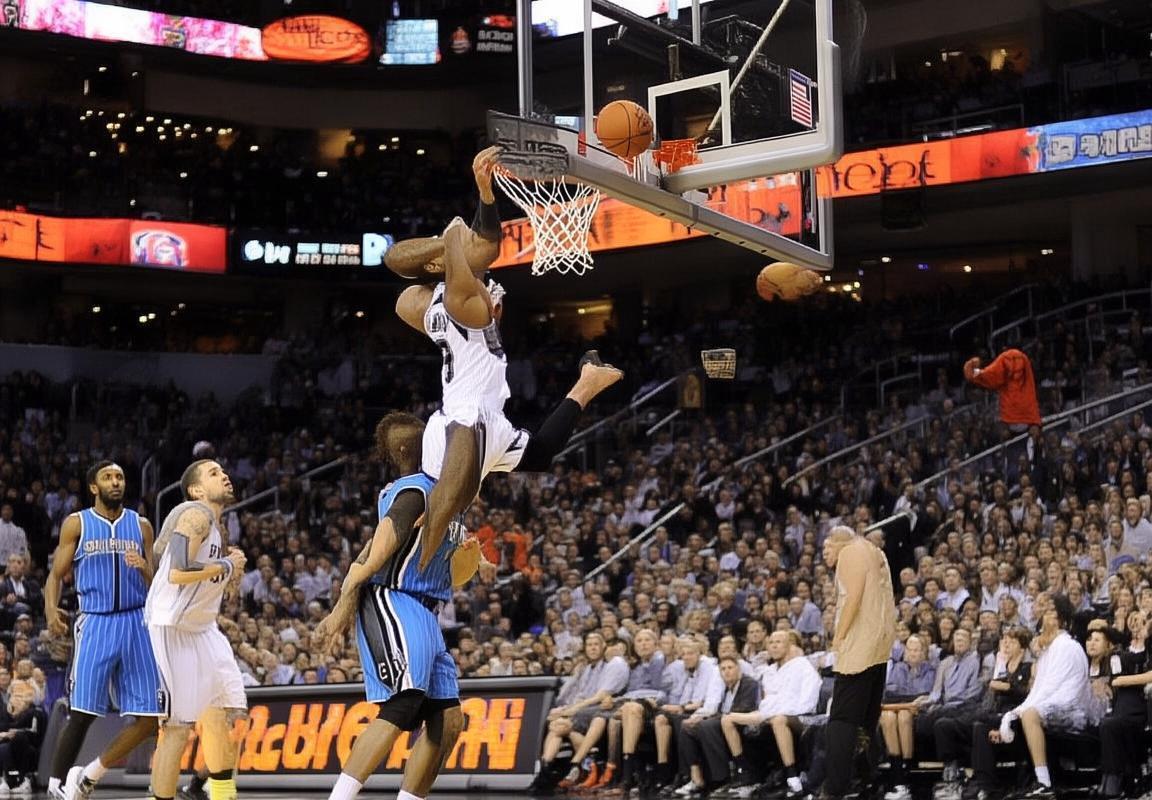 2018年NBA马刺对阵魔术关键战局回顾：德罗赞力挽狂澜，魔术战术需革新